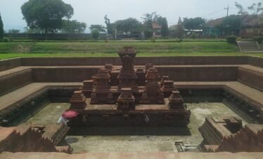 History Comes Alive: Trowulan Tour from Surabaya Port