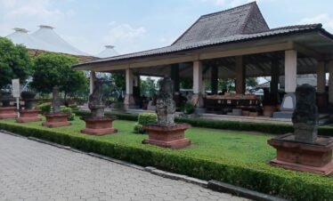 Discover the Ancient History of East Java: Trowulan Tour from Surabaya Port