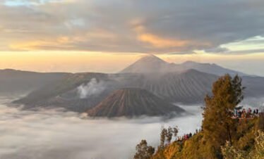 Capture the Essence of East Java: Bromo-Ijen-Tumpak Sewu Tour in 3 Days