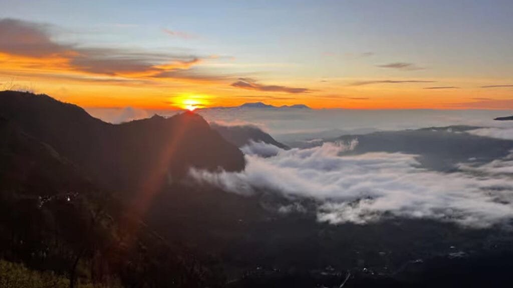 Experience the Majestic Mount Bromo Sunrise on a Midnight Tour from Surabaya