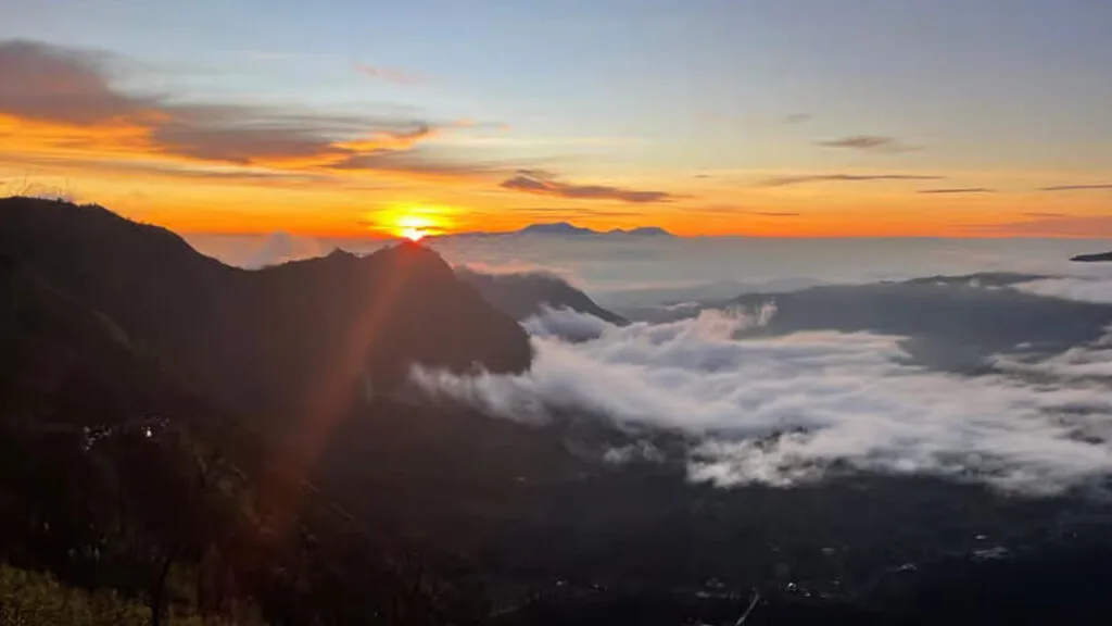 Experience the Majestic Mount Bromo Sunrise on a Midnight Tour from Surabaya